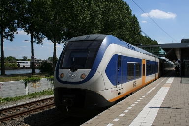 NS 2617 at Maarssen Nederlandse Spoorwegen EMU no. 2617 calls at Maarssen on 6th June 2014.